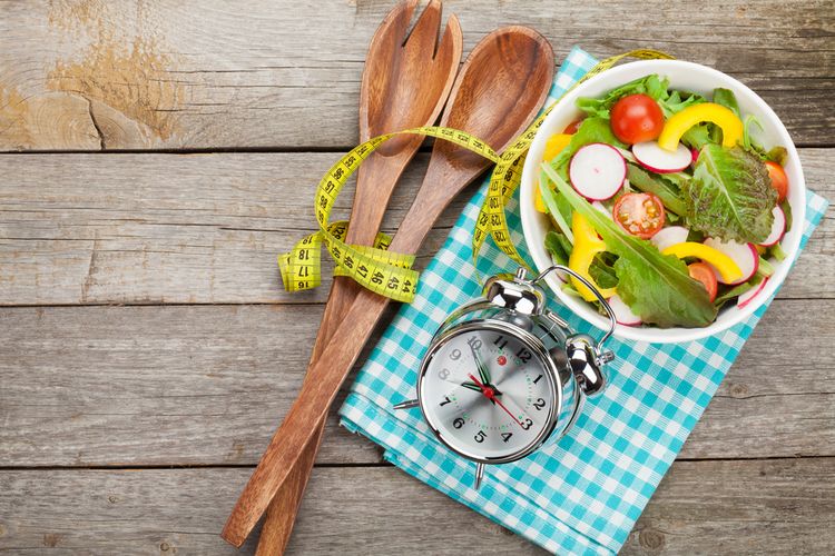 Ilustrasi tidur setelah makan, berapa jam jarak setelah makan boleh tidur, kenapa setelah makan tidak boleh langsung tidur, tidur setelah makan gemuk. 