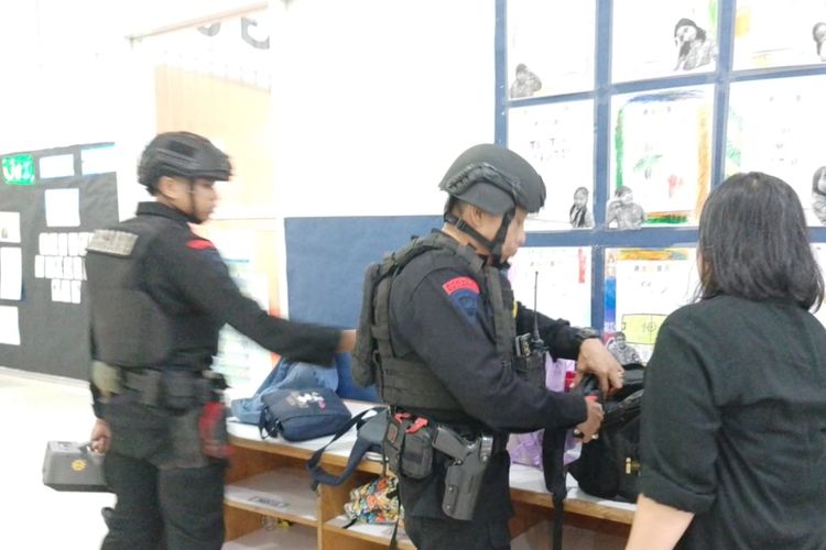 Tim Gegana dari Polda Metro Jaya menyisir sekolah internasional yang mendapat ancaman teror bom.