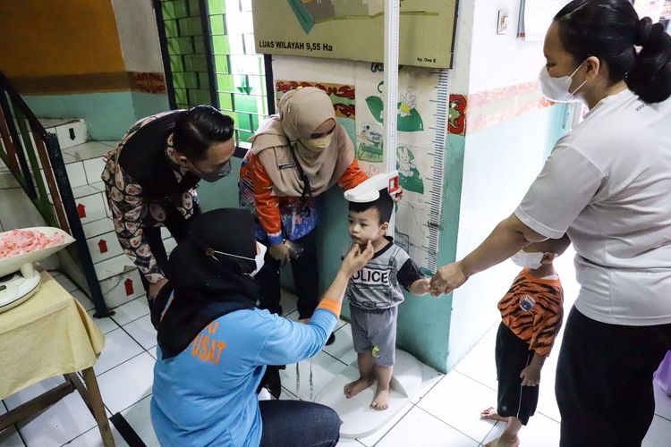Kelurahan Karet Tengsin bersama Puskesmas Karet Tengsin menggelar posyandu untuk mengimunisasi dan validasi stunting untuk balita di Pos Sekretariat 07, Karet Tengsin, Jakarta Pusat, Kamis (11/8/2022).