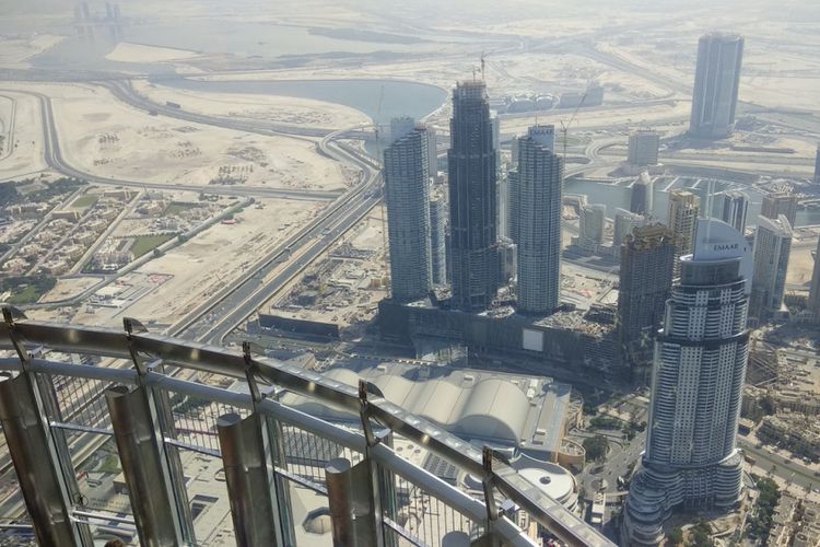 Pemandangan dari lantai 125 Gedung Burj Khalifa, Dubai, Uni Emirates Arab, Kamis (27/10/2017). Burj Khalifa memiliki tinggi 868 meter atau 2.717 meter di atas permukaan laut. Tinggi Burj Khalifa sendiri dua kali lipat Menara Eiffel, Paris dan lebih tinggi dari Gunung Bromo bila diukur dari permukaan laut.ac