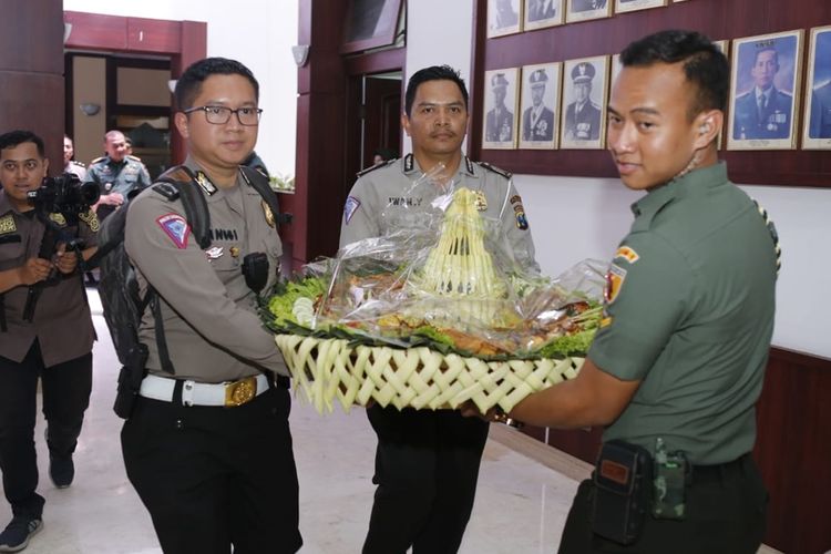 Tumpeng yang dikirim Polda Jatim ke Markas Kodam V Brawijaya, Jumat (4/10/2019).