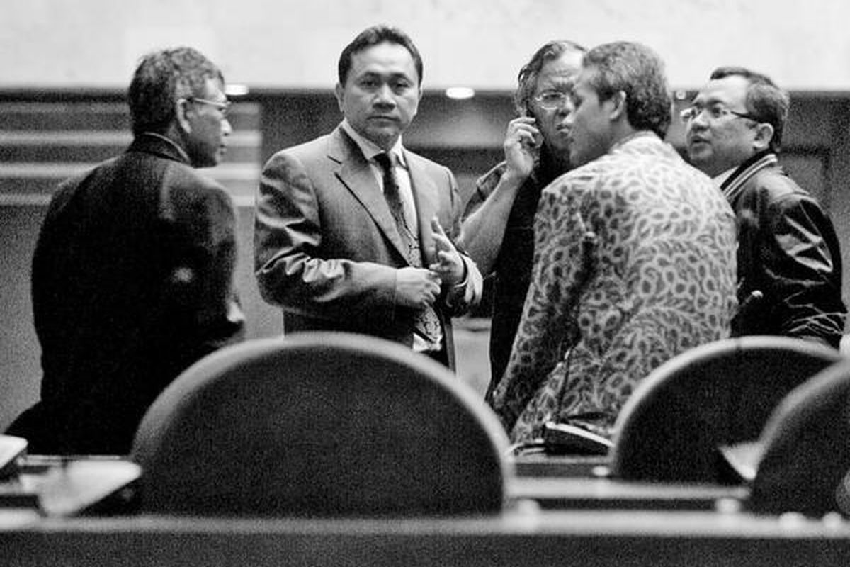 Pimpinan fraksi di DPR, dari kiri, Effendy Choirie (F-Kebangkitan Bangsa), Zulkifli Hasan (F-Partai Amanat Nasional), Panda Nababan (F-Partai Demokrasi Indonesia Perjuangan), Ganjar Pranowo (Sekretaris F-PDIP), dan Priyo Budi Santoso (F-Partai Golkar), melakukan lobi saat rapat penentuan pimpinan panitia angket atas kenaikan harga BBM, Rabu (9/7). Zulkifli terpilih sebagai Ketua Panitia Angket.  