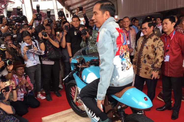 Presiden RI Joko Widodo menjajal motor kustom di IIMS 2018