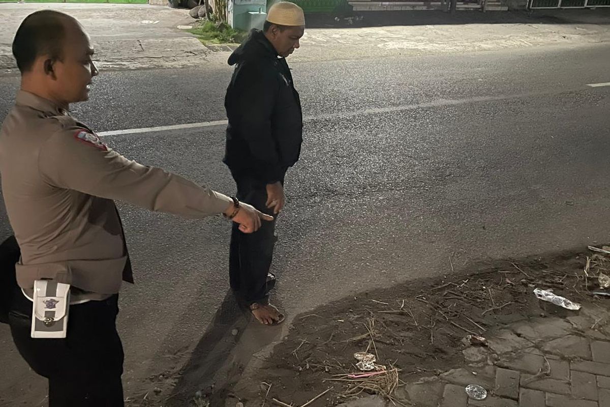 Polisi saat melakukan olah TKP kegiatan karnaval di Tanjunganom, Nganjuk, yang memakan korban, Minggu (21/7/2024) malam. Doc: Polsek Warujayeng