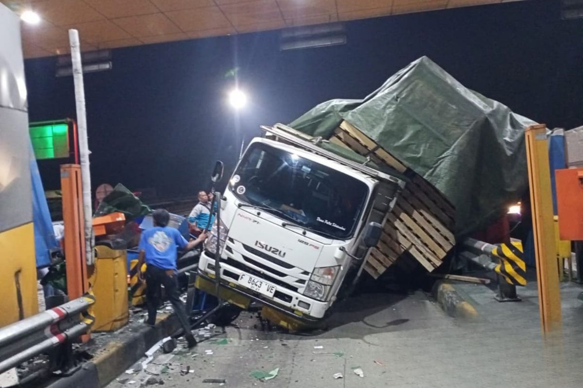 Kecelakaan di Gerbang Tol Ciawi 2, Jagorawi, Kota Bogor, Jawa Barat, Kamis (4/9/2025).