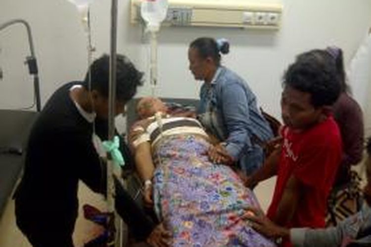 NN, korban pembacokan terbaring lemas saat  menjalani perawatan medis di RS Bahteramas Kendari. 