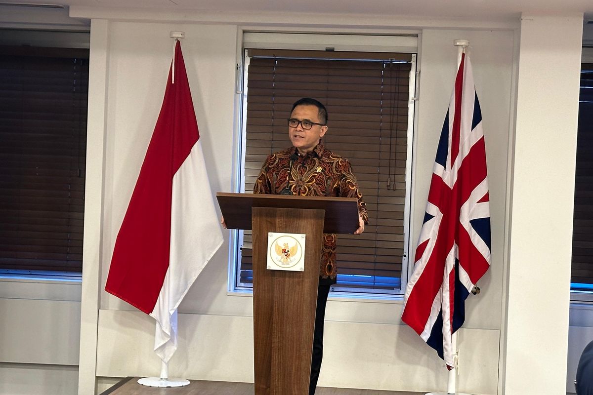 Menteri Pendayagunaan Aparatur Negara dan Reformasi Birokrasi (Menpan-RB) Abdullah Azwar Anas saat memberikan pesan dalam acara pertemuan dengan para diplomat dari sejumlah kantor perwakilan RI di Eropa di Kedutaan Besar Republik Indonesia (KBRI) London, Inggris, Minggu, (2/6/2024). 