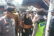 Tali Sandal Bupati Kendal sampai Putus Saat Temui Demo Buruh