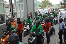 500 Ojek Online di Surabaya Antre Disemprot Disinfektan, Cegah Covid-19