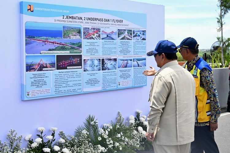 Presiden Prabowo Subianto melihat panel interaktif yang berisi informasi proyek yang akan diresmikannya di Jembatan Kabanaran, Bantul, Yogyakarta, Rabu (19/11/2025). 