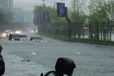 Kota Makassar Diterjang Banjir, Pengendara Motor Nekat Masuk Jalan Tol