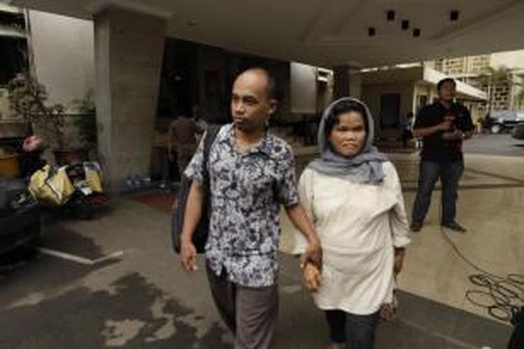 MR, ibunda MA, didampingi kuasa hukum, Abdul Azis, seusai mengajukan surat penangguhan penahanan terhadap anaknya di Mabes Polri, Jakarta, Kamis (30/10/2014).