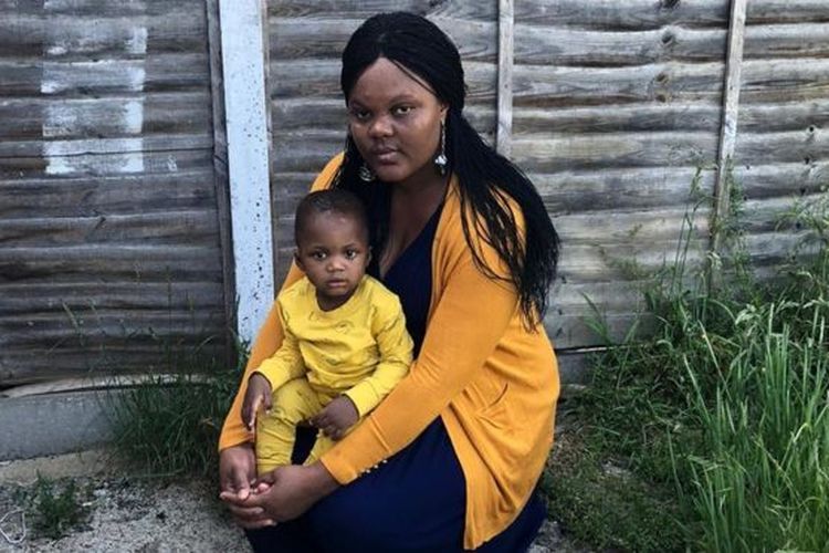 Sarah (nama samaran) kabur dari Namibia saat hamil 7 bulan karena terus diperkosa. Saat hidup di London, Inggris, ia terpaksa tidur di trotoar karena tak ada tempat tinggal.