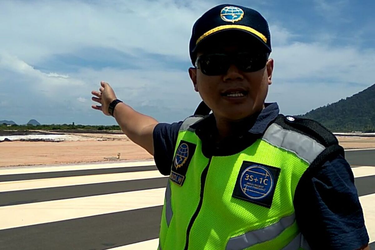 Kepala Satuan Pelaksana Bandar Udara Letung Ariadi Widiawan, Minggu (26/2/2017).