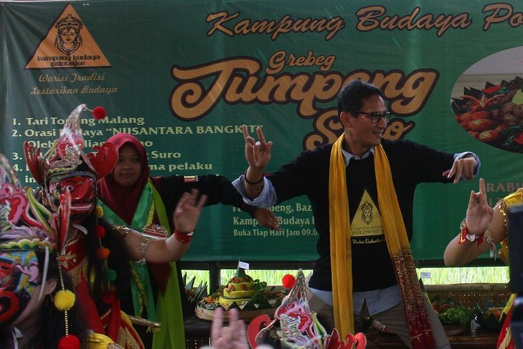 Bakal Calon Wakil Presiden Sandiaga Uno menari bersama seniman saat mengunjungi Kampung Budaya Topeng Malangan Polowijen, Malang, Jawa Timur, Rabu (12/9). Sandiaga menyatakan dukungannya terhadap upaya kreatif masyarakat Polowijen untuk melestarikan budaya sekaligus menggerakkan perekonomian melalui pasar budaya di kawasan tersebut.