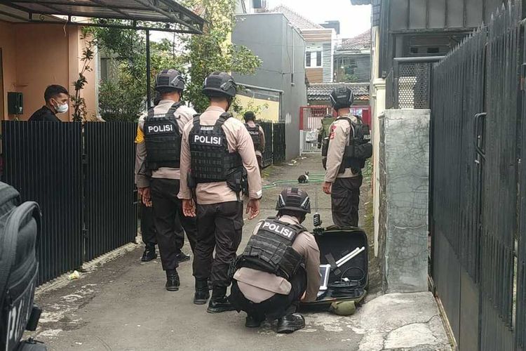 Polisi melakukan pengecekan benda asing yang diduga bom, setelah dicek ternyata bukan bom.