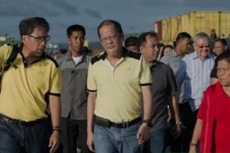 Presiden Filipina Benigno Aquino mengunjungi pelabuhan di kota Tacloban di mana bantuan untuk korban bencana datang dengan kapal (17/11).