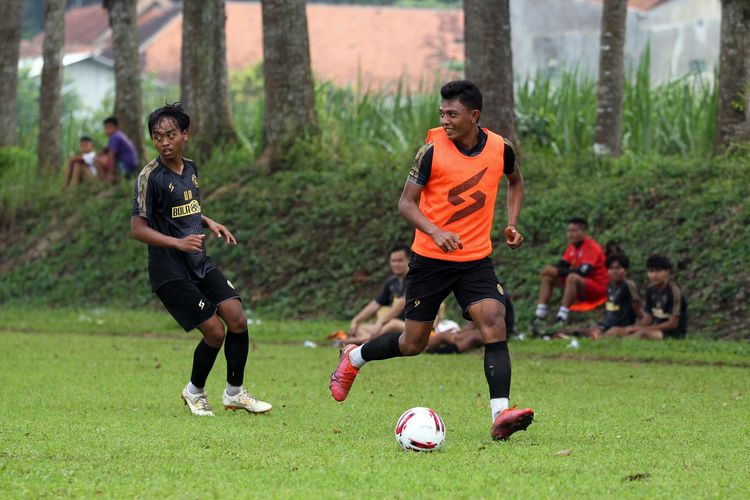 Dedik Setiawan (kanan) mengecoh pemain muda Arema FC saat game internal dipenghujung latihan rutin di Lapangan Gondanglegi Kabupaten Malang, Jawa Timur, Jumat (26/02/2021) pagi.