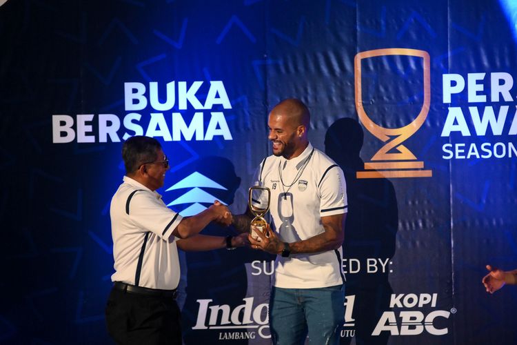 David da Silva penyerang Persib yang menerima penghargaan top scorer dalam ajang penghargaan Persib Awards 2022-2023, Kamis (13/4/2023) di GOR C-Tra Arena Bandung.