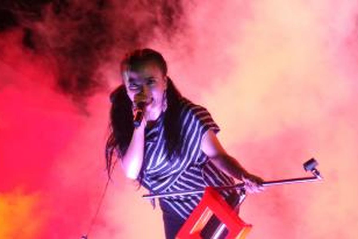 Tantri 'KotaK' tampil dalam pergelaran musik Soundrenaline 2015, di Garuda Wisnu Kencana, Kabupaten Badung, Bali, Minggu (6/9/2015). Artis musik lintas genre memeriahkan Soundrenaline yang tahun ini mengusung tema Change The Ordinary. Acara berlangsung 5-6 September. 