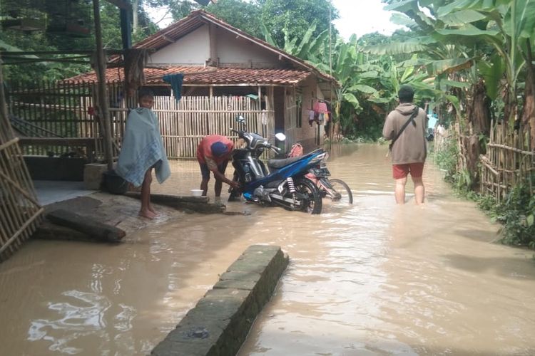 Kampung Mujiah, Desa Mukarmulya, Kecamatan Telukjambe Barat merupakan salah satu wilayah yang jadi langganan banjir di Kabupaten Karawang, Jawa Barat.
