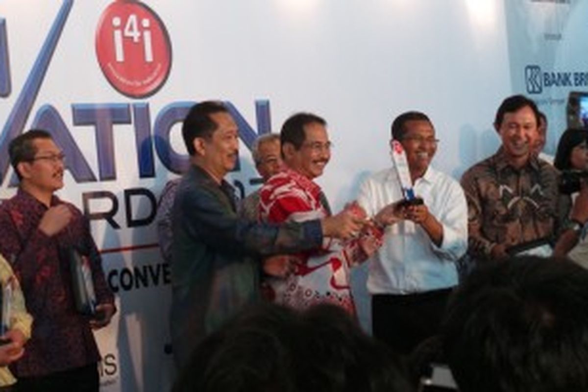 Menteri BUMN Dahlan Iskan saat memberikan penghargaan dalam BUMN Innovation Awards 2013 di Jakarta Convention Centre, Kamis (27/6/2013).
