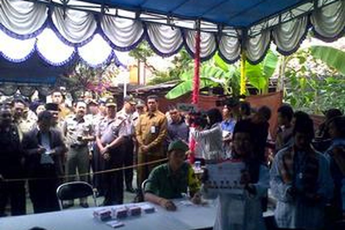 Penghitungan suara di TPS 04 Blok S Kebayoran Baru Jakarta Selatan, Rabu (8/7), yang dikunjungi Mendagri, Kapolri, Ketua KPU, dan Ketua Bawaslu.