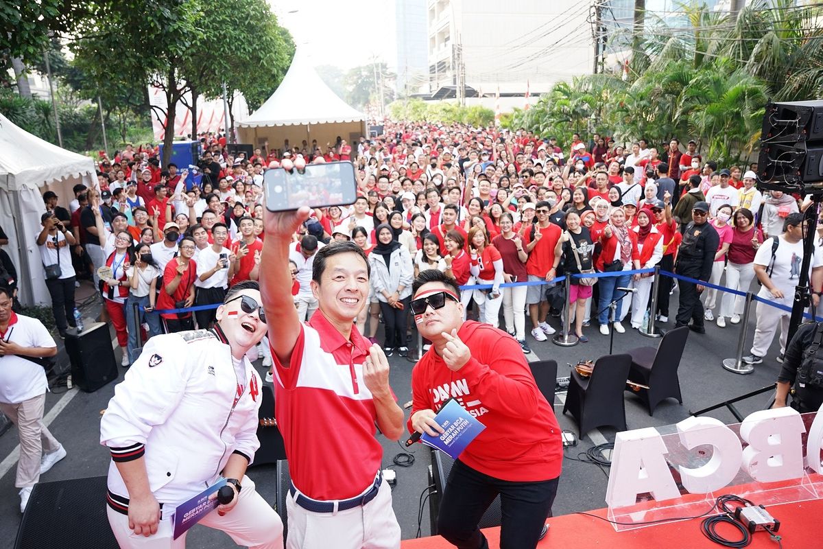 Wakil Presiden Direktur BCA Armand W. Hartono (tengah) melakukan swafoto bersama peserta Gebyar BCA Merah Putih. 