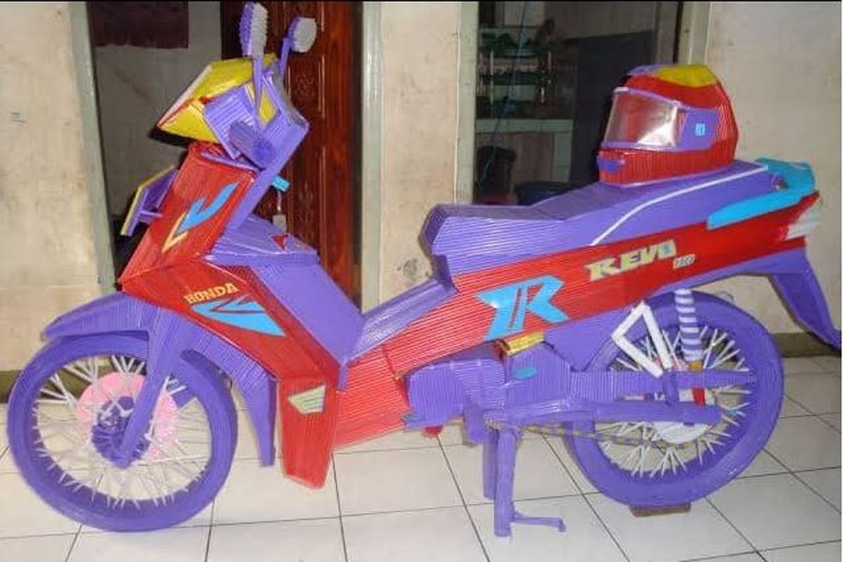 Kerajinan motor berbentuk sepeda motor dari sedotan