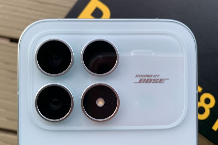 Modul punggung Poco F8 Pro berbentuk persegi panjang dan berbahan seperti kaca mika, dengan terdapat cap Sound by Bose di samping bezel kamera.