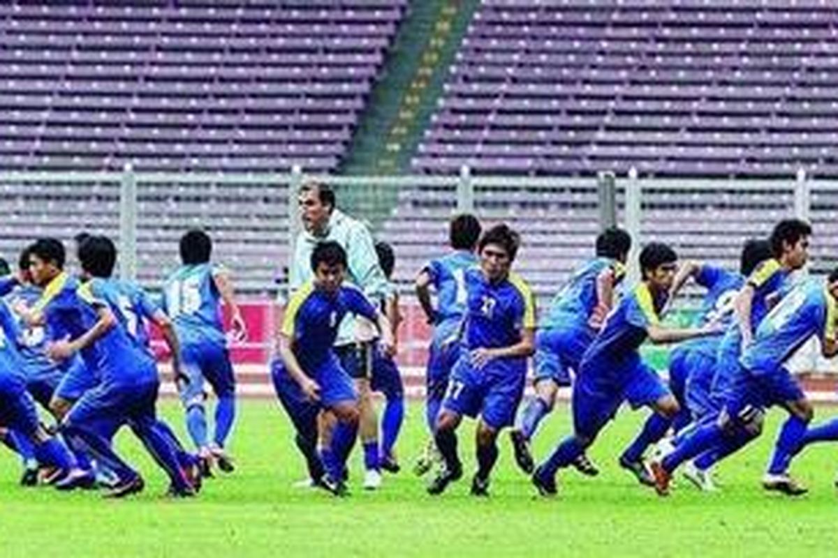 Pemain tim nasional Laos berlatih di Stadion Utama Gelora Bung Karno, Jakarta, Rabu (2/11). Laos akan berhadapan dengan Myanmar dalam pertandingan sepak bola SEA Games XXVI/2011. 