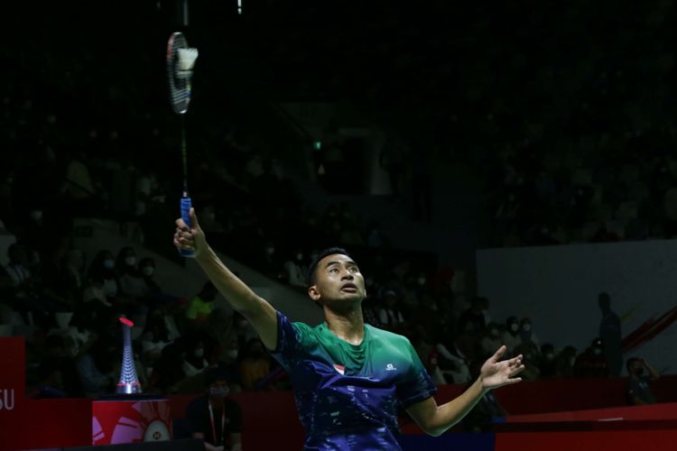 Tunggal putra Indonesia Tommy Sugiarto bertanding melawan tunggal putra Hong Kong, Lee Cheuk Yiu pada babak 32 besar Indonesia Masters 2022 di Istora Senayan, Jakarta, Rabu (8/6/2021). Tommy Sugiarto mengalami kekalahan pada babak pertama Kejuaraan Dunia 2022 dari Kunlavut Vitidsarn (Thailand) dengan skor 17-21, 10-21. 