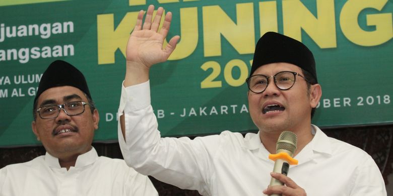 Ketum PKB Muhaimin Iskandar (kanan) bersama  Ketua Panitia Hari Santri PKB Jazilul Fawaid (kiri) memberikan keterangan kepada wartawan usai Pembukaan Musabaqoh Kitab Kuning 2018 di Kantor Partai Kebangkitan Bangsa (PKB), Jakarta, Minggu (14/10). Musabaqoh Kitab Kuning 2018 dan seminar bertajuk Sufisme dan Perjuangan Politik Kebangsaan tersebut merupakan rangkaian Hari Santri Nasional pada 22 Oktober mendatang.