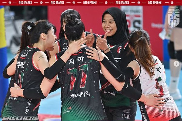 Pevoli putri Indonesia, Megawati Hangestri Pertiwi (dua dari kanan), saat bertanding bersama JungKwanJang Red Sparks pada Liga Voli Putri Korea Selatan atau Korean V-League 2023-2024. Terkini, Red Sparks mengalahka GS Caltex pada Kamis (7/3/2024) dan lolos ke playoff Liga Voli Korea. (Sumber foto: Tangkapan layar Instagram JungKwanJang Red Sparks/red__sparks)