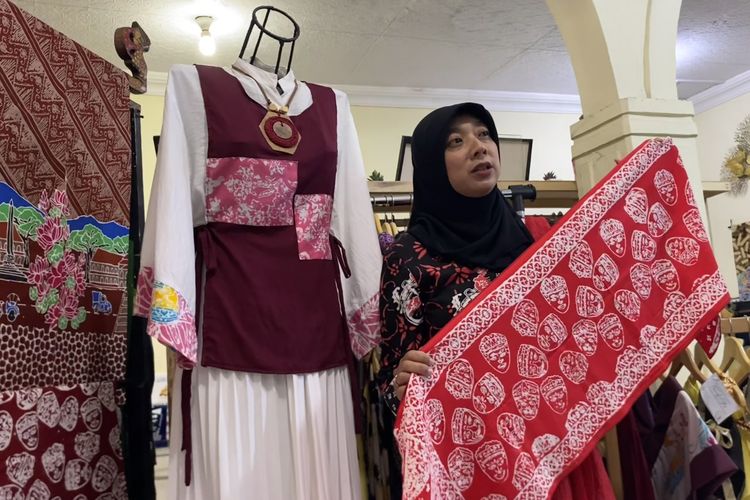 Bukan Kaus atau Jersey, Batik Merah Putih Jadi Pilihan Warga Malang untuk Agustusan