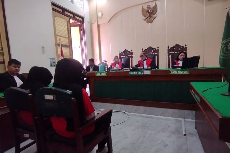 Ketua Majelis Hakim, Abdul Hadi Nasution (tengah) membacakan putusan di ruang cakra Pengadilan Negeri (PN) Medan, Senin (15/9/2025)