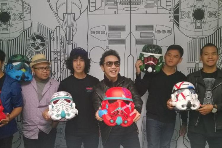 Para personel Nidji (kiri-kanan) Ariel (gitar), Andro (bas), Randy (keyboard), Giring (vokal), Adri (drum), dan Rama (gitar) diabadikan di kantor Disney Indonesia, Sudirman, Jakarta Pusat, Rabu (21/10/2015).