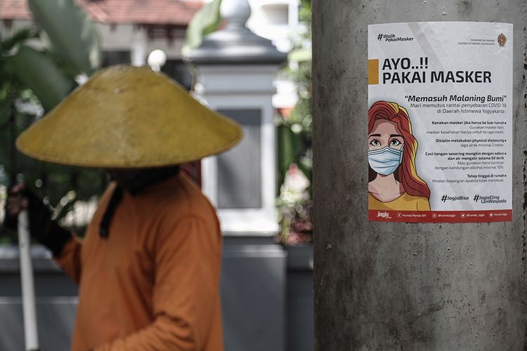 Foto dirilis Rabu (22/7/2020), memperlihatkan poster imbauan memakai masker terpasang di kawasan Jalan Malioboro, DI Yogyakarta. Pihak pengelola dan penyedia jasa wisata di Yogyakarta mencoba kembali bangkit dengan menerapkan protokol kesehatan Covid-19 secara ketat dan melakukan simulasi untuk membiasakan tatanan era adaptasi kebiasaan baru.