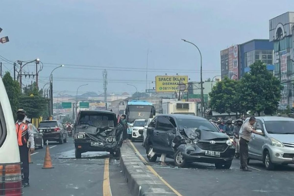 Kecelakaan terjadi di Jalan Raya Dewi Sartika, Ciputat, Kota Tangerang Selatan, Banten, tepatnya di depan Apartemen City Light pada Rabu (22/6/2022) pagi sekitar pukul 06.00 WIB.
