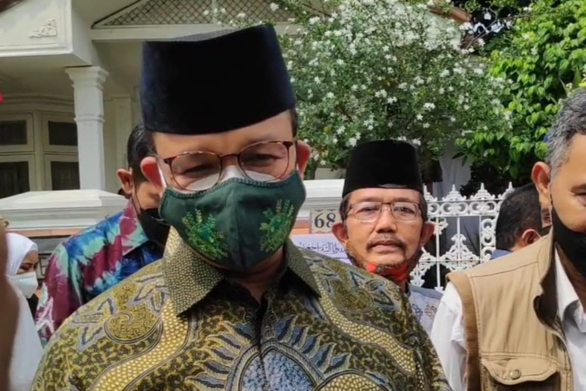 Gubernur DKI Jakarta Anies Baswedan mendatangi rumah duka penyanyi legendaris Elly Kasim di Jalan Beton No 68, Kayu Putih, Pulogadung Jakarta Timur, Rabu (25/8/2021).