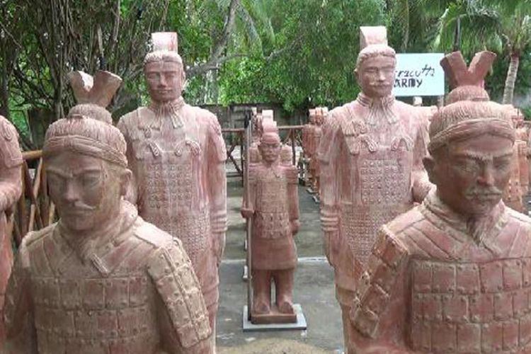 Patung Terakota yang sarat nilai sejarah bisa anda temukan di Pantai Tongaci Sungailiat, Bangka, Kepulauan Bangka Belitung.