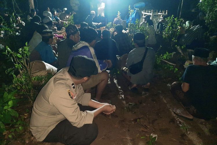 Pemakaman korban meninggal akibat ambruknya mushala pondok pesantren Al-Khoziny, Sidoarjo. 