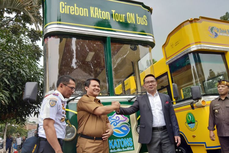 Gubernur Jawa Barat Ridwan Kamil saat memberikan hibah bus wisata kepada pemerintah kota Cirebon, di Pusdai Jabar, Jalan Diponegoro, Senin (30/12/2019).