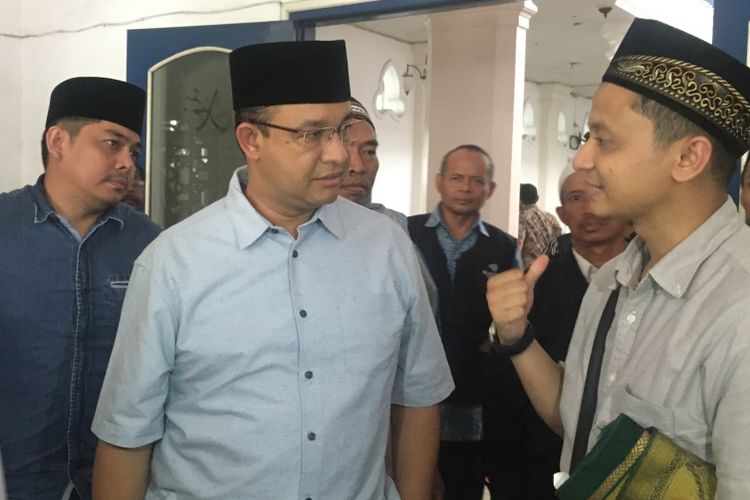 Gubernur DKI Jakarta terpilih Anies Baswedan usai melaksanakan shalat Jumat di Masjid Syarif Hidayatullah Kebayoran Baru, Jakarta Selatan, Jumat (19/5/2017). 