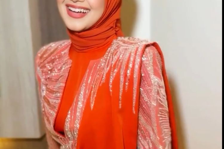 Siti Nurhaliza tampil memukau di Pestapora 2025 dengan hijab oranye terang, setelan berpayet, dan makeup soft glam yang elegan.
