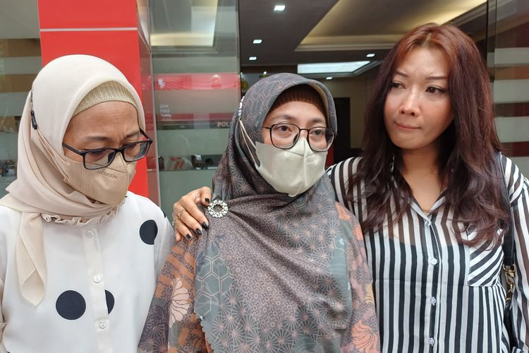 RKD (53), istri sah eks politisi Partai Keadilan Sejahtera (PKS), Bukhori Yusuf, saat menyambangi Polres Metro Jakarta Selatan, hari ini, Kamis (6/7/2023).