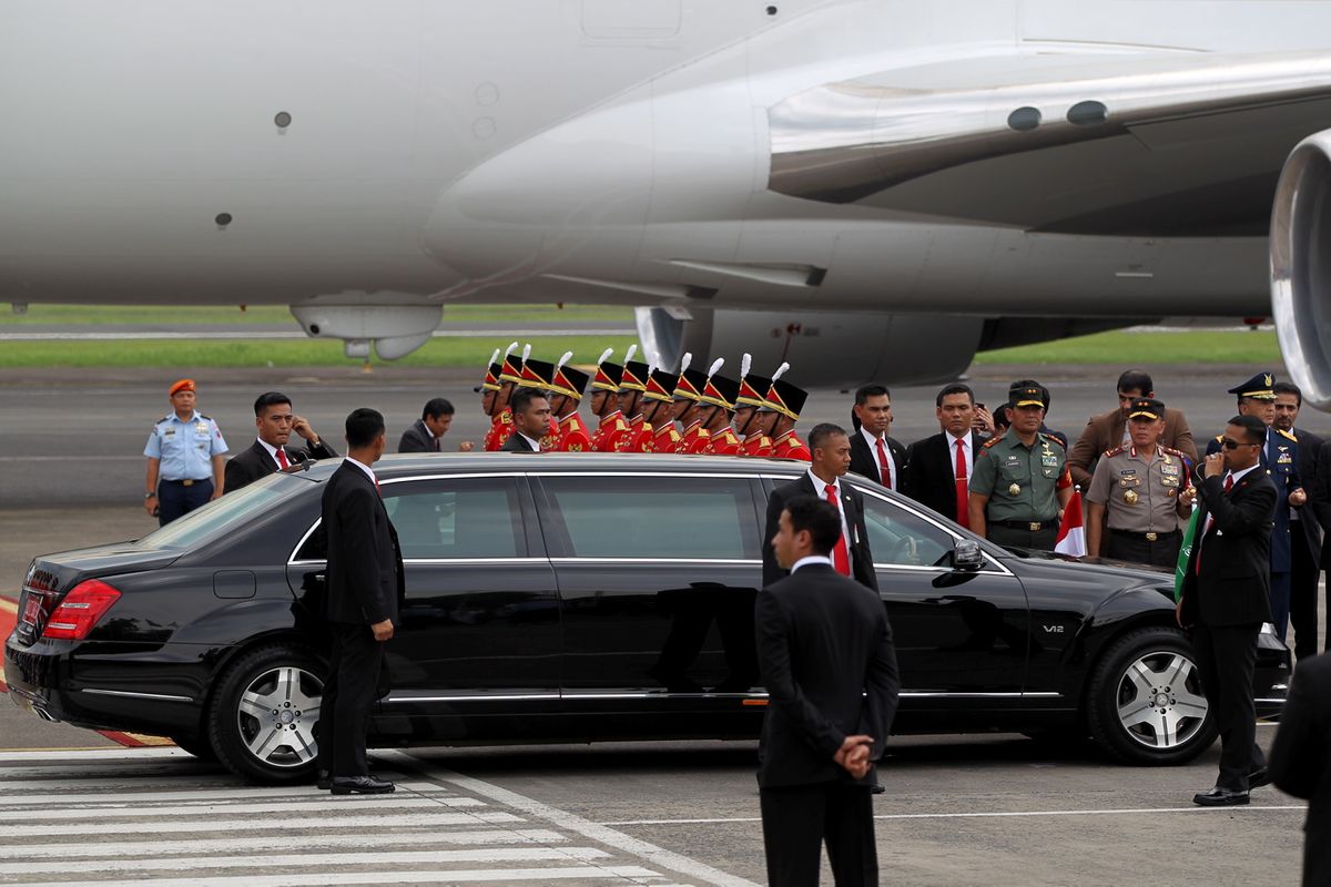 Mobil Mercedes-Benz Maybach S600 Pulman Guard untuk kendaraan Raja Arab Saudi, Salman bin Abdulaziz al-Saud di Bandara Halim Perdanakusuma, Jakarta, Rabu (1/3/2017). Kunjungan Raja Salman ke Indonesia setelah 47 tahun lalu dalam rangka kerjasama bilateral Indonesia - Arab Saudi. 