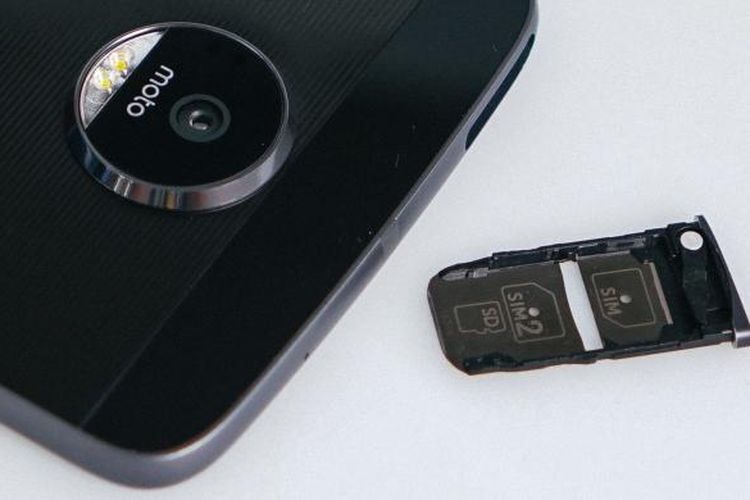 Moto Z memiliki dua slot SIM card. Slot SIM card kedua berperan ganda sebagai slot micro-SD.
