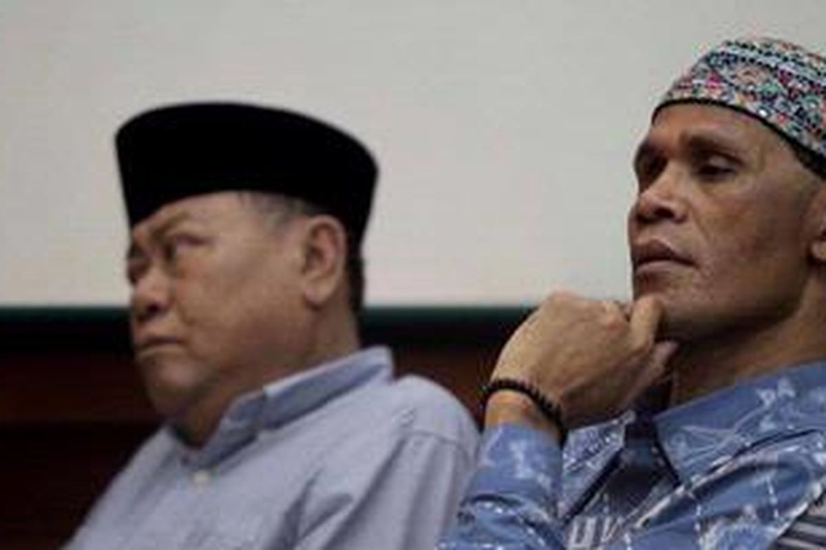 Terdakwa Hercules Rosario Marshal (kanan) dan M Sidik mendengarkan keterangan saksi dalam sidang perdananya di Pengadilan Negeri Jakarta Barat, Kamis (30/5/2013). Hercules beserta kelompoknya ditangkap saat terjadi bentrok dan penyerangan kepada polisi di sekitar ruko kawasan Srengseng, Kembangan, Jakarta Barat, 8 Maret lalu. KOMPAS IMAGES/KRISTIANTO PURNOMO