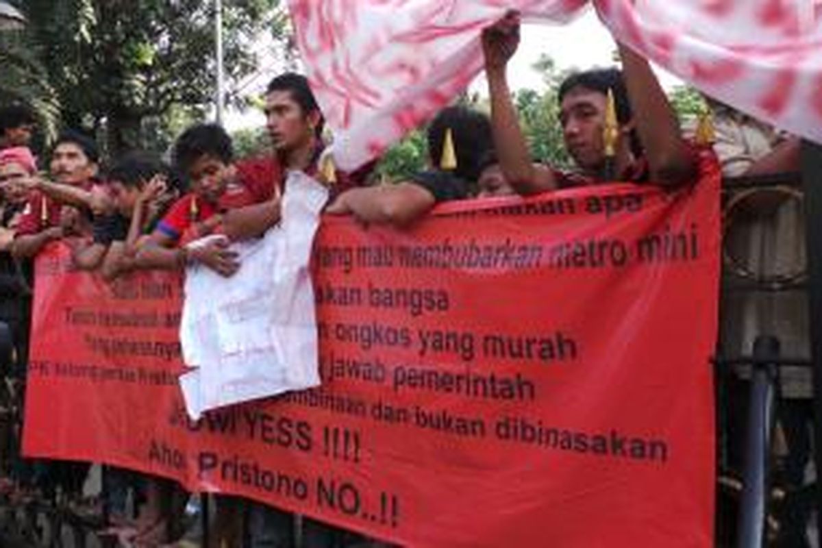 Puluhan pengemudi Meteomini melakukan aksi unjuk rasa di halaman Balaikota Jakarta, Kamis (1/8/2013). Mereka menuntut Gubernur DKI Jakarta Joko Widodo mencopot Kepala Dinas Perhubungan DKI Udar Pristono dan Kepala Bidang Angkutan Darat Dishub DKI Syafrin Liputo